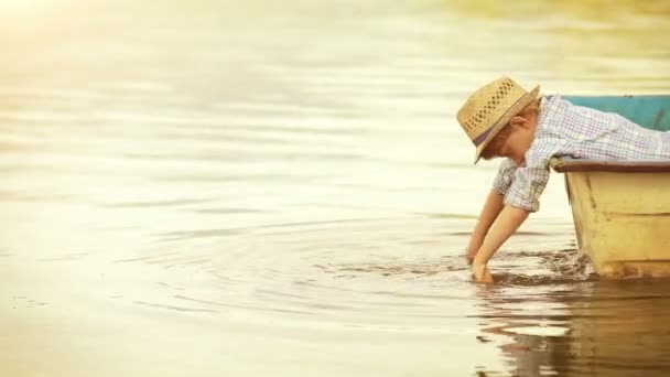 Boy splashes the waves — Stock Video