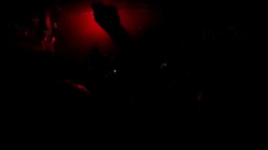 kalabalık bir rock konserinde