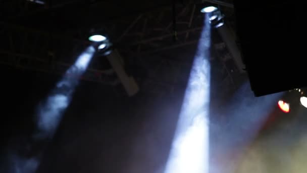 Scena koncertowa rocka z kolorowych reflektorów i dymu — Wideo stockowe