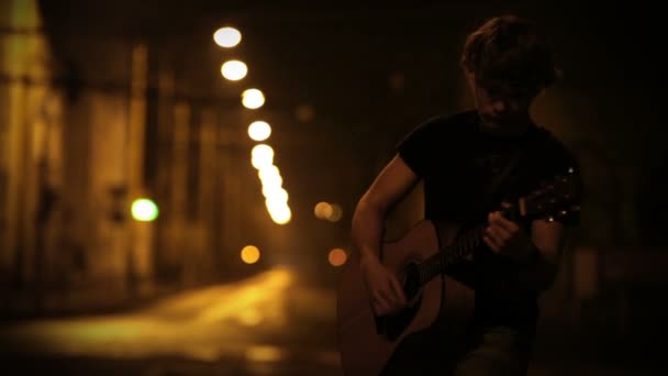 Man playing guitar — Stock Video