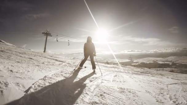 Vrouw skiën op heuvel — Stockvideo