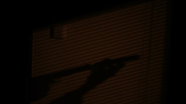 Πιστόλι με καταπιεστής γυρίσματα σκιά στο παρασκήνιο περσίδες — Αρχείο Βίντεο