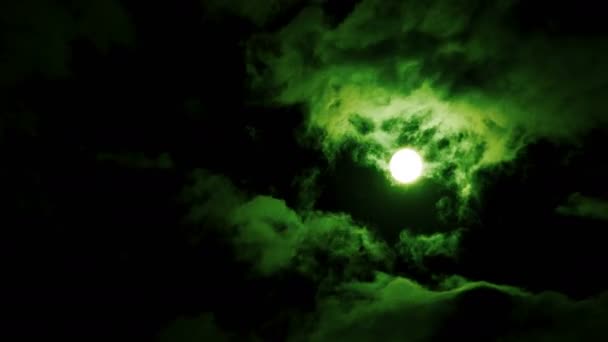 Com o funcionamento de nuvens da noite da lua — Vídeo de Stock
