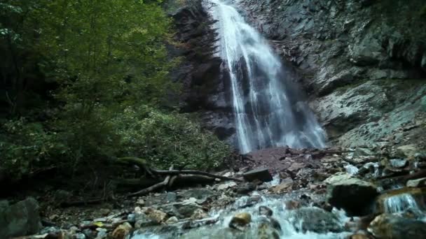 Câmera de controle deslizante no riacho montanha com fundo de cachoeira — Vídeo de Stock