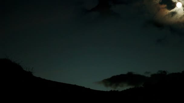 夜间骑自行车的人在月光下骑自行车 — 图库视频影像