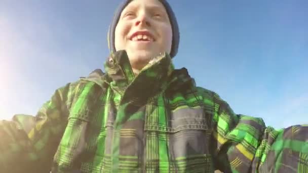 Маленький мальчик улыбается лицом — стоковое видео