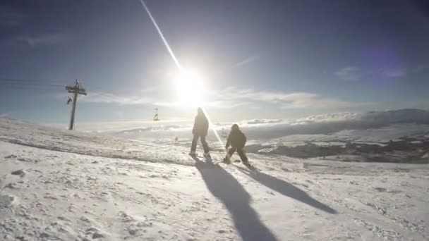 Sohn und Mutter-Skifahren — Stockvideo