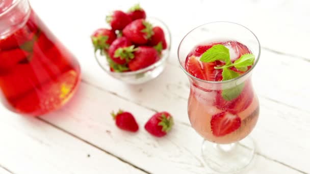 手拿与草莓鸡尾酒玻璃 — 图库视频影像