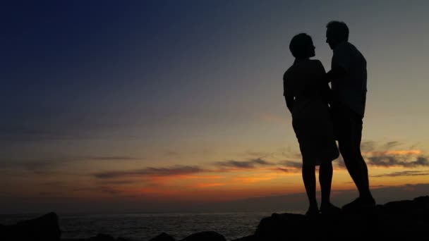 Kissing couple on the rocky coastline — Stock Video