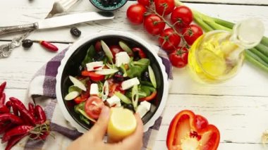 Vejetaryen düşük kalorili salata hazırlık üst görüntülemek limon suyu ek an