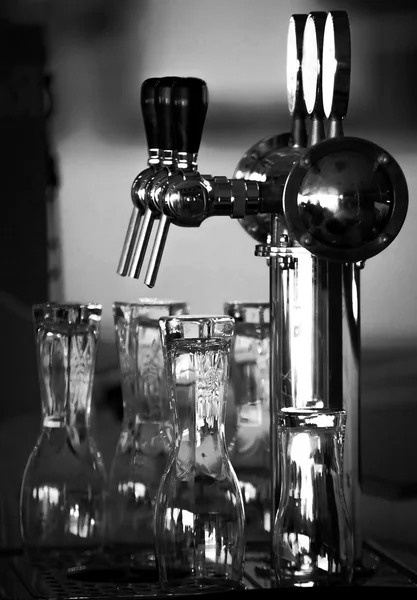 Bier kranen en glazen op de bar — Stockfoto