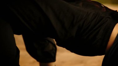 yoga egzersizleri yapıyor adam