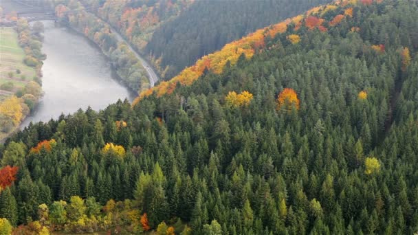 Tatra montaña bosque shirt con puente de la autopista y tren cerca Valencia, eslovaco — Vídeos de Stock