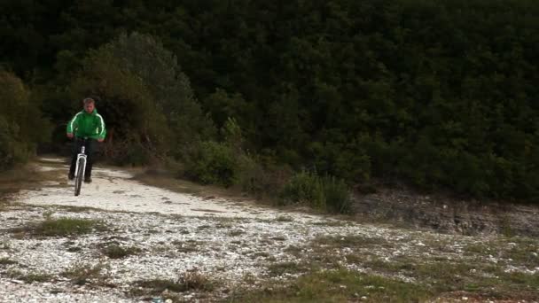 Fietstocht naar hoge berg lake — Stockvideo