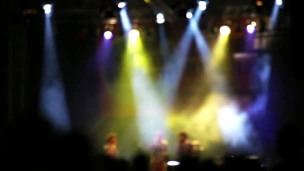 Popový koncert rozostřený scéna: blikající světla, zpěváci zvedli ruce — Stock video
