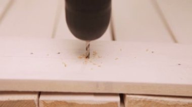 Delik bir matkap ile ahşap tahta yapılıyor