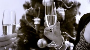 Yeni yıl şampanya bardakları tokuşturup