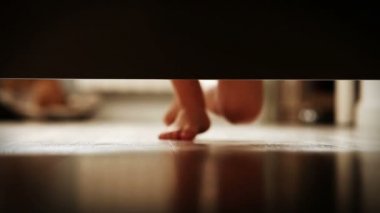 El feneri ile küçük çocuk