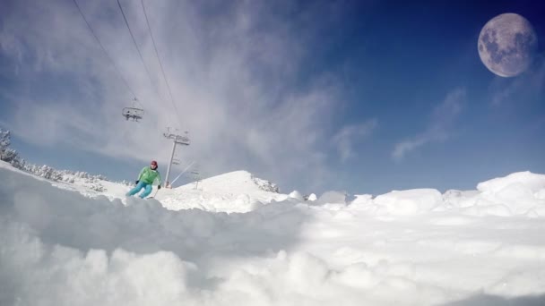 Adam kayakçı karda — Stok video