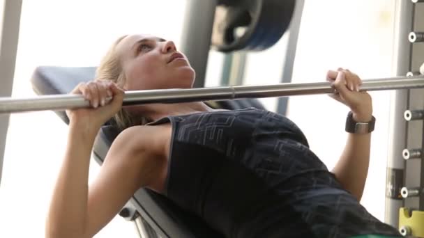 Girl works in modern gym — Stock Video