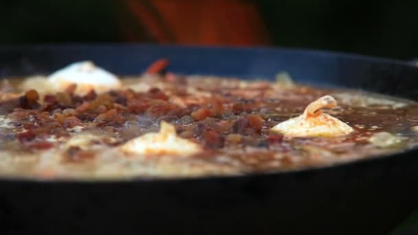 与大蒜加法和葡萄干抓饭制备 — 图库视频影像