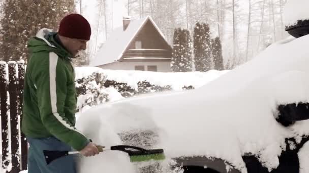 Homme nettoyage voiture — Video