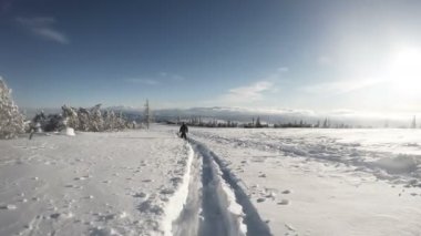 kayakçı çocuk kar yolda yürüyor