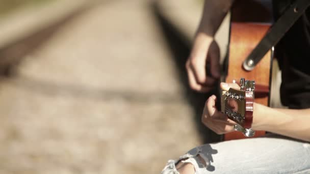 Junger Mann spielt auf der Gitarre — Stockvideo