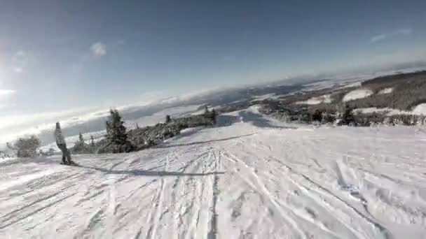 Skieur descend par la colline — Video