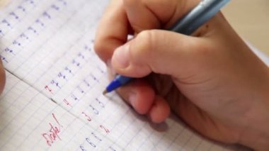 Yazılı olarak ilk adımlar: küçük çocuk yazıyor basamak diyagonal çizgili defter