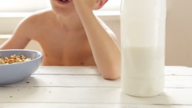 Çocuk müsli içinde süt eklemek unuttum