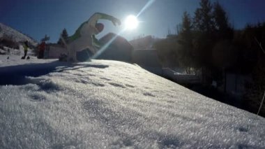 Küçük köpek yavrusu ile oynayan adam