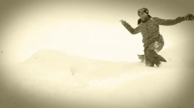 Beagle ve kar üzerinden çalışan kadın