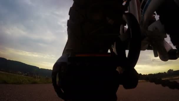 Küçük oğlan Bisikletin üstünde gider — Stok video
