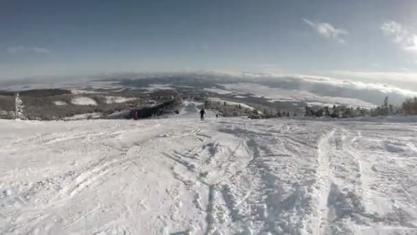 Skifahrer sinkt von hill — Stockvideo