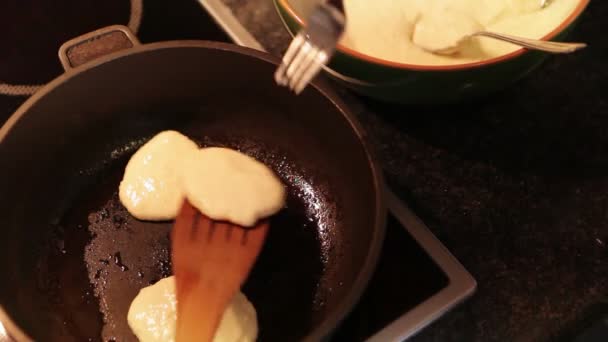 Оладьи, жареные на сковороде — стоковое видео