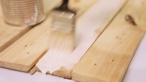 Persoon schilderen houten plank — Stockvideo