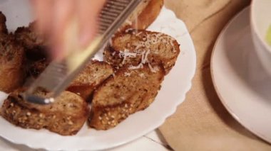 Peynirli ızgara tost kruton üzerinde