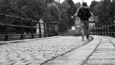 Adam Ortaçağ baraj yürür