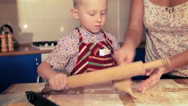 Mother with son preparing dough — Stock Video