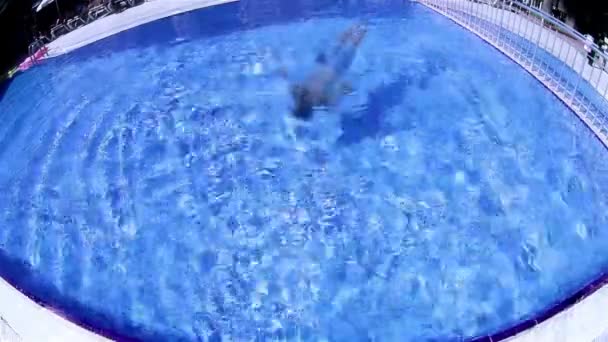 Homme nageant sous l'eau — Video