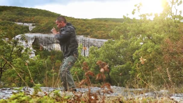 Man oefeningen yoga — Stockvideo