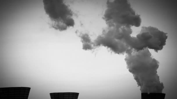 Planta química refrigerador emitindo vapores — Vídeo de Stock