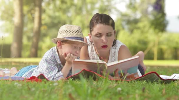 Мама читает книгу — стоковое видео