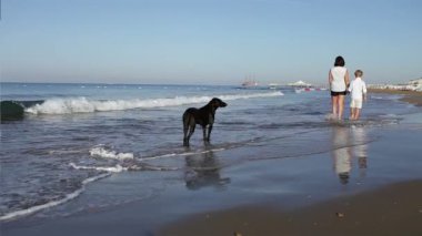 Anne ve küçük oğlu yürüyüş