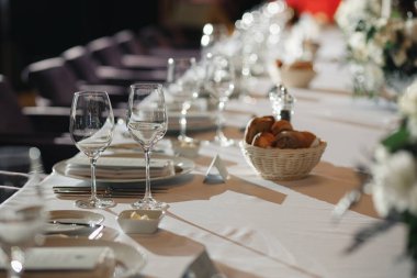 Restorandaki şenlik masasına servis yapıyorum. Gözlüklü, tabaklı, çatallı, bıçaklı Noel masası. Yeni yıl sofrasında ekmek, tereyağı, atıştırmalık. Pahalı bir restoranda şarap eşliğinde akşam yemeği. Yüksek kalite