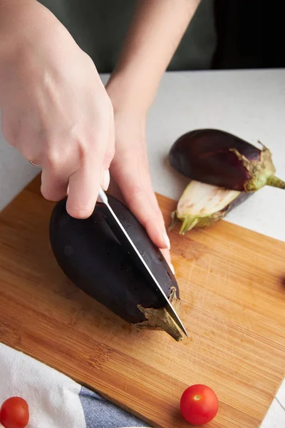 Bakłażan pieczony z serem mozzarella, pomidorami wiśniowymi i bazylią na szarym talerzu i niebieskim obrusie. Przepis kuchni włoskiej. Boże Narodzenie i Nowy Rok przekąski i gotowe posiłki. — Zdjęcie stockowe