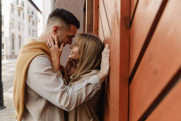 Närbild porträtt av unga gifta par visar känslor, kramar och kysser utanför. Kärlekshistoria, Alla hjärtans dag koncept — Stockfoto