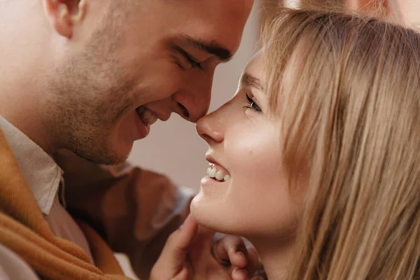 Ritratto ravvicinato di una giovane coppia sposata che mostra sentimenti, abbracci e baci all'esterno. Storia d'amore, concetto di San Valentino — Foto Stock