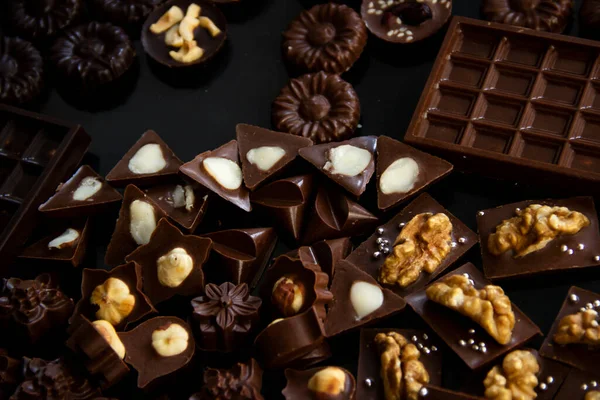 Bol sütlü, fındıklı, meyveli ve şekerli koyu çikolatalı..